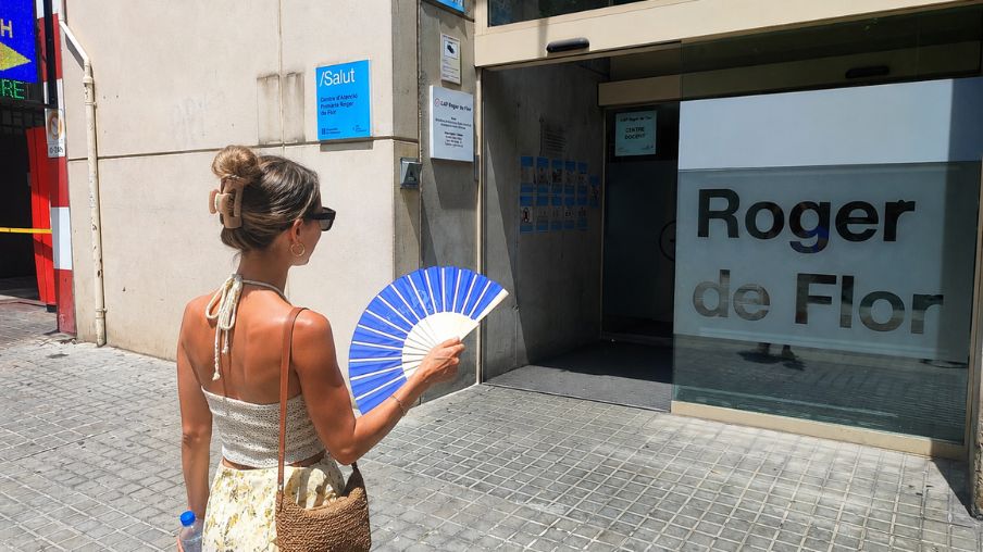 Mujer con abanico entra en el CAP Roger de Flor